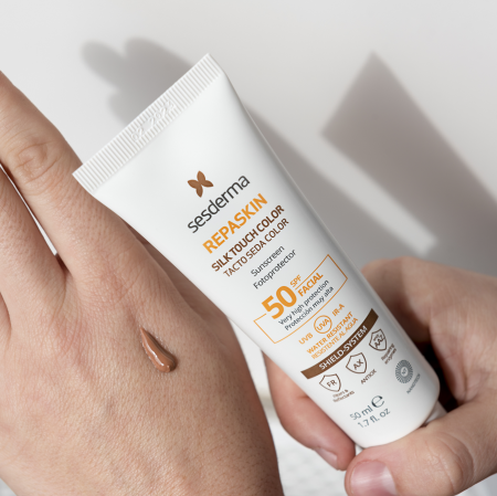 Солнцезащитное средство с тонирующим эффектом с  SPF 50